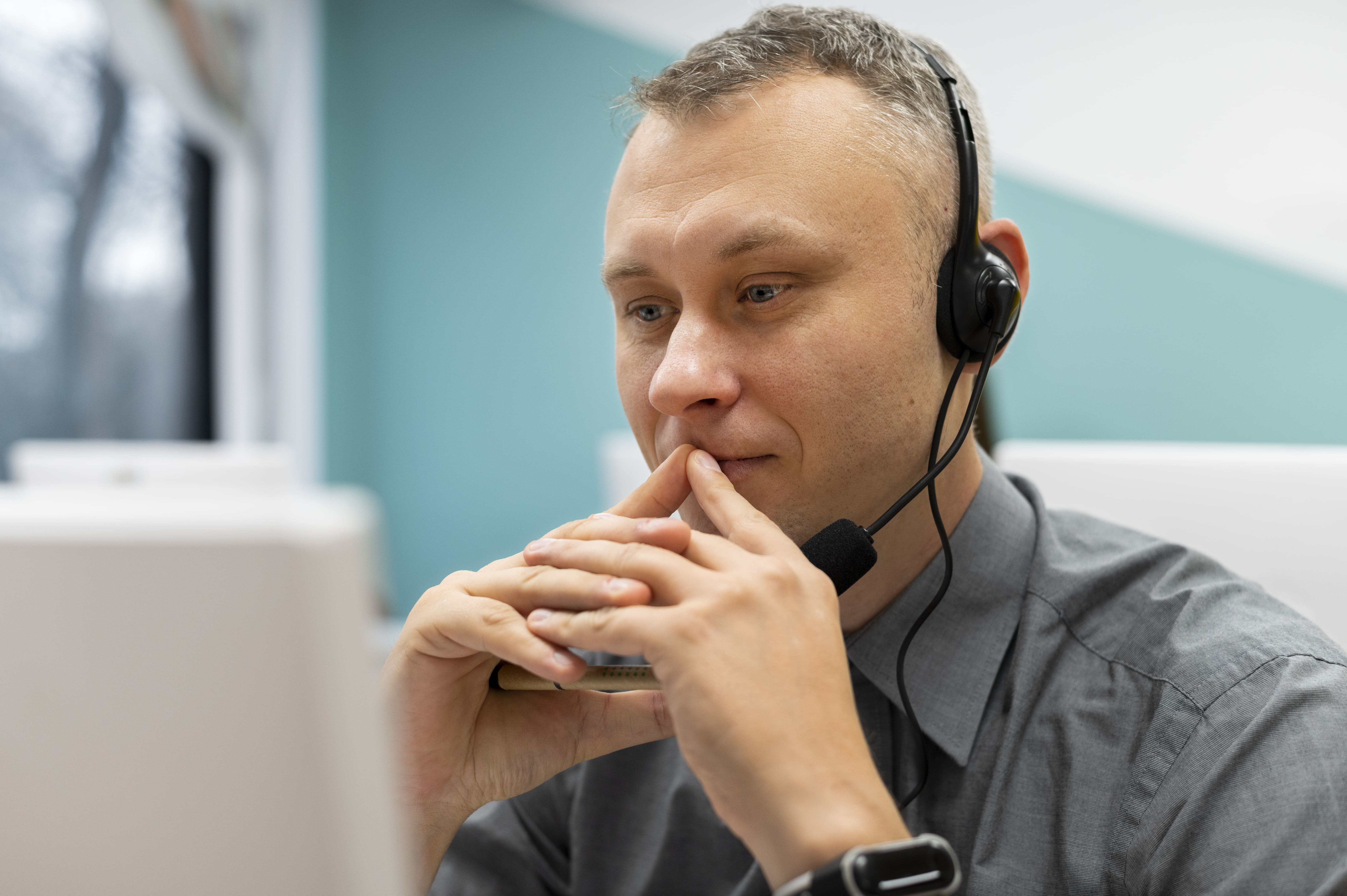 celovek-rabotausii-v-koll-centre-s-nausnikami-i-komp-uterom (1).jpg